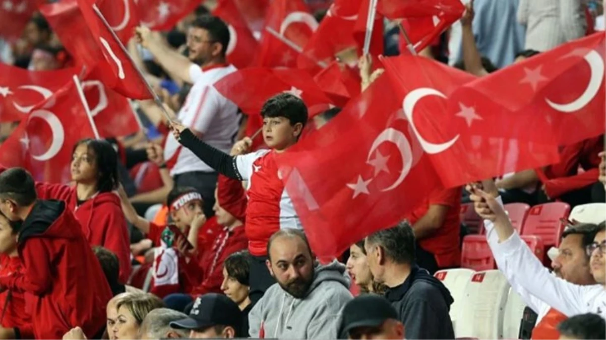 Türkiye-Galler maçında tribünlerde tüyler diken manzaralar