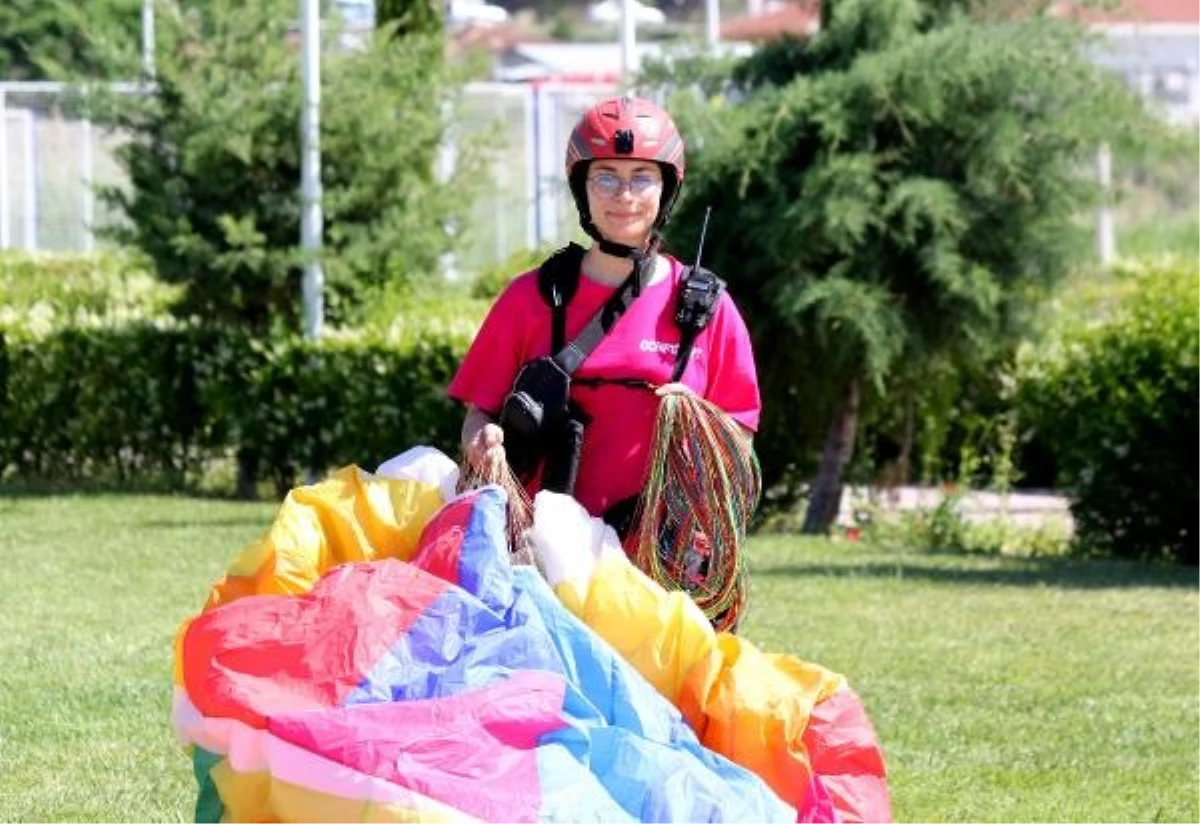 Burdur’da Yamaç Paraşütü Sporuna İlgi Duyan Genç Bayan, Babasının Hayalini Gerçekleştiriyor