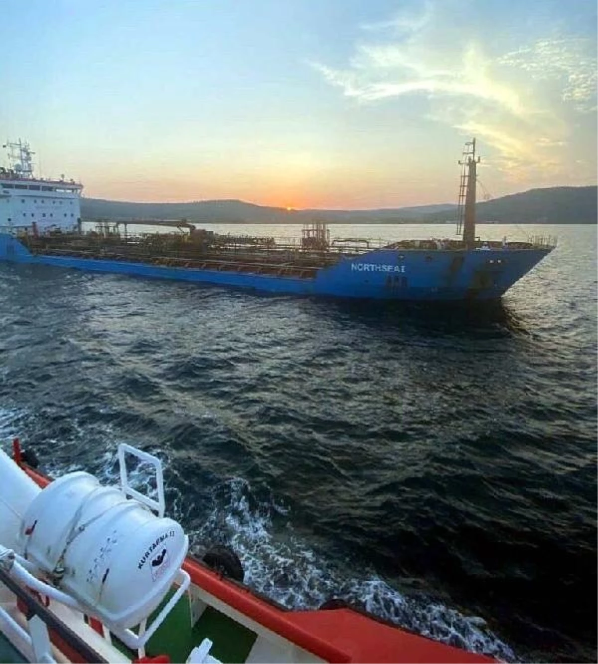 Çanakkale Boğazı’nda Arızalanan Tanker Demirleme Alanına Çekildi