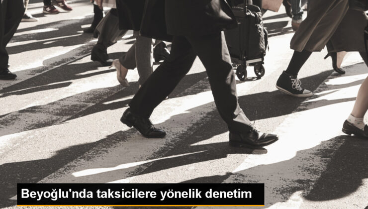 Beyoğlu’nda polis, taksi sürücülerine yönelik kontrol yaptı