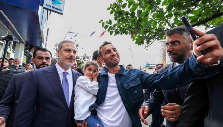 Dışişleri Bakanı Hakan Fidan, Erzurum’da esnafı ziyaret etti, STK temsilcileri ile bir ortaya geldi