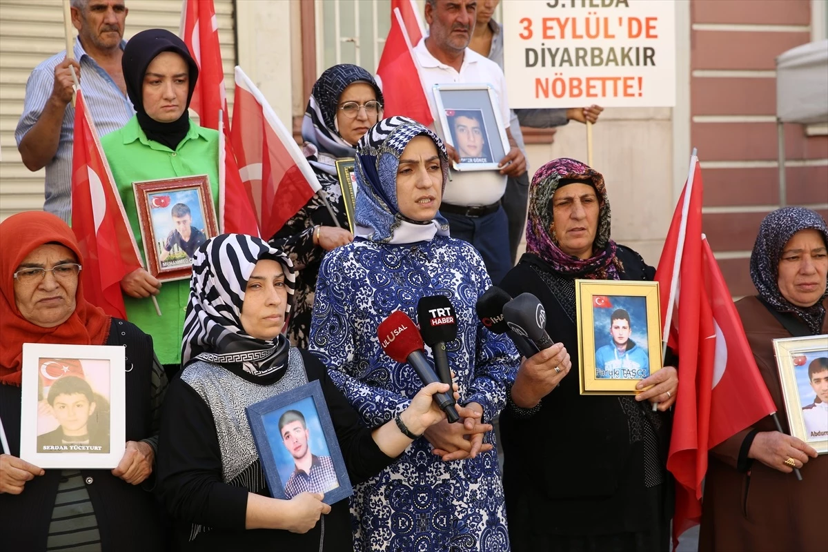 Diyarbakır Anneleri, HDP Vilayet Binası Önünde Oturma Aksiyonuna Devam Ediyor
