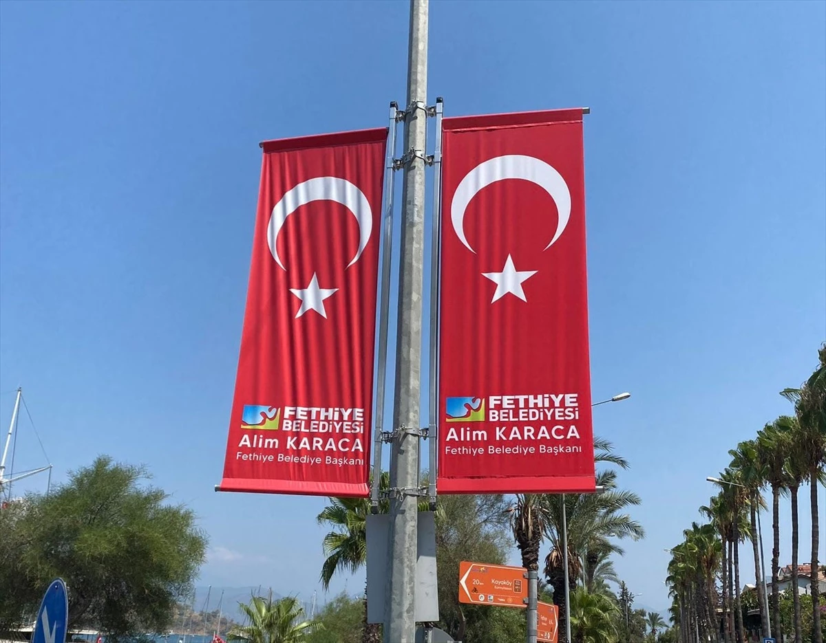 Fethiye’de Belediye Liderinin İsminin Bulunduğu Bayraklar Reklam Panolarına Asıldı