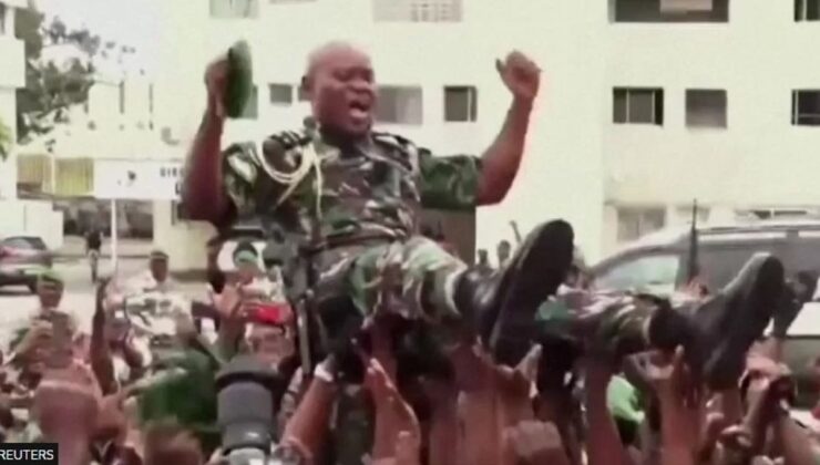 Gabon’da askeri darbe sonrası askerler tarafından yeni lider olarak atanan Gen Nguema askerler ve vatandaşlar tarafından omuzlarda taşınd