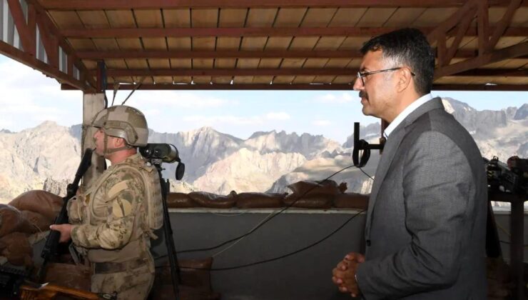 Hakkari Valisi Ali Çelik, İkiyaka Dağları’ndaki Askerleri Ziyaret Etti