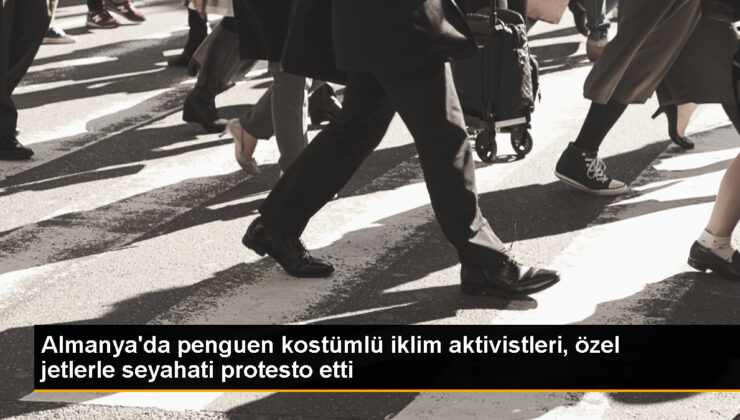 Penguen Kostümlü Aktivistler Almanya’da Özel Jet Seyahatini Protesto Etti