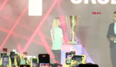 A Ulusal Bayan Voleybol Ekibi Şampiyonluk Kutlamasında Taraftarlarla Buluştu
