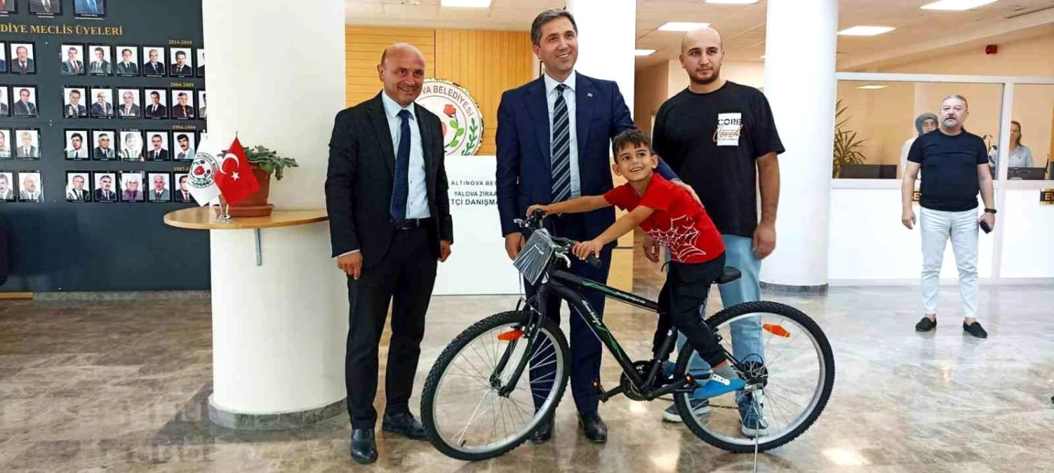 AK Parti Genel Lider Yardımcısı Zafer Sırakaya, ‘Her Konuta Bir Bisiklet Projesi’ kapsamında bisiklet dağıttı