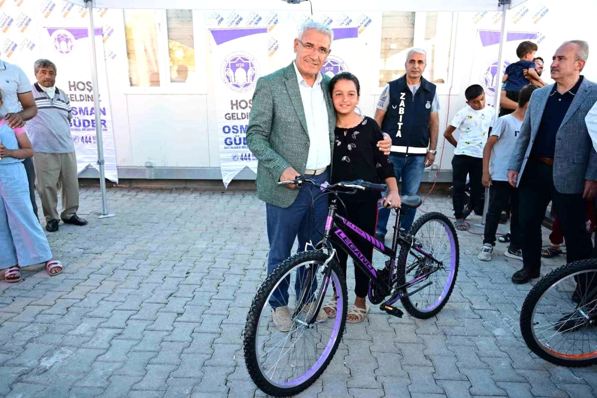 Battalgazi’de depremzede çocuklara bisiklet armağan edildi