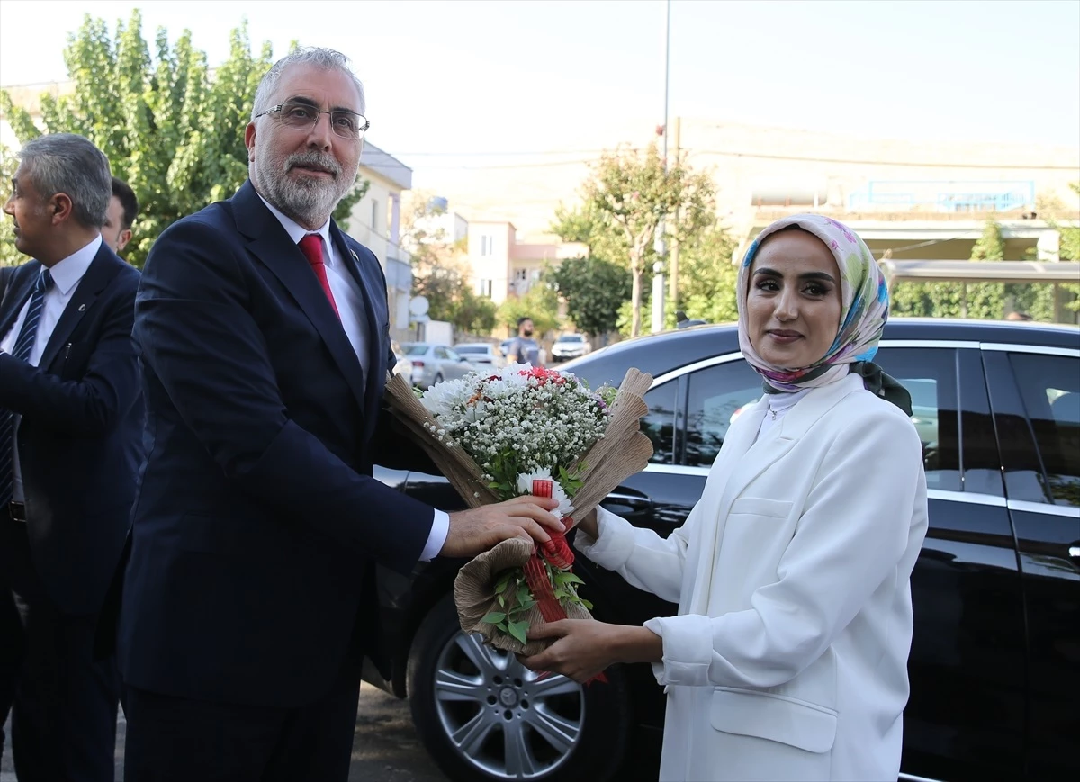 Çalışma ve Toplumsal Güvenlik Bakanı Vedat Işıkhan, Mardin’in Dargeçit ve Midyat ilçelerinde ziyaretlerde bulundu