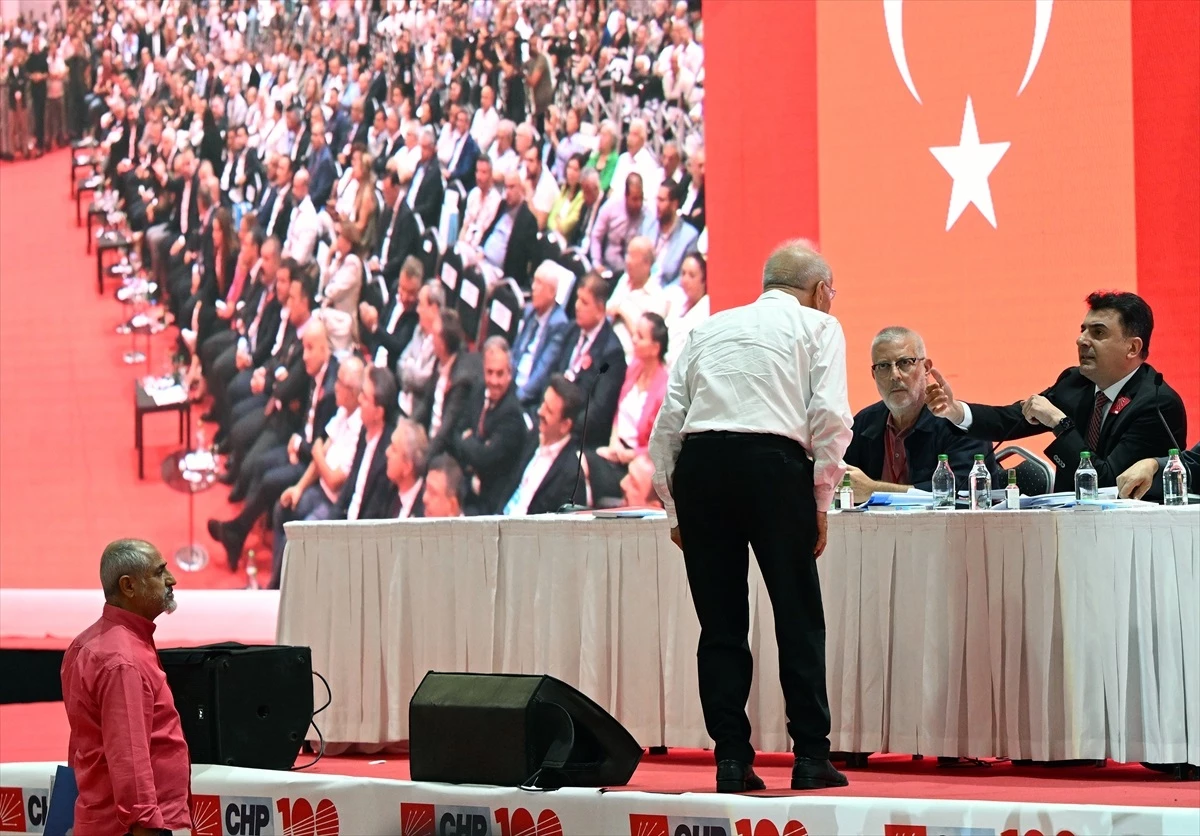 CHP İzmir Vilayet Başkanlığı Kongresi’nde Arbede Çıktı