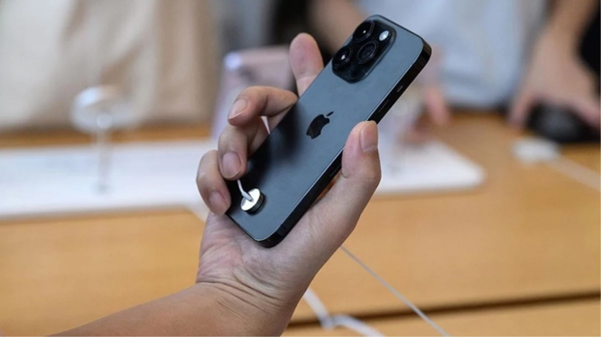 Çin siper güvenlik telaşı nedeniyle memurlara Iphone ve öteki yabancı marka cep telfonu kullanma yasağı getirdi