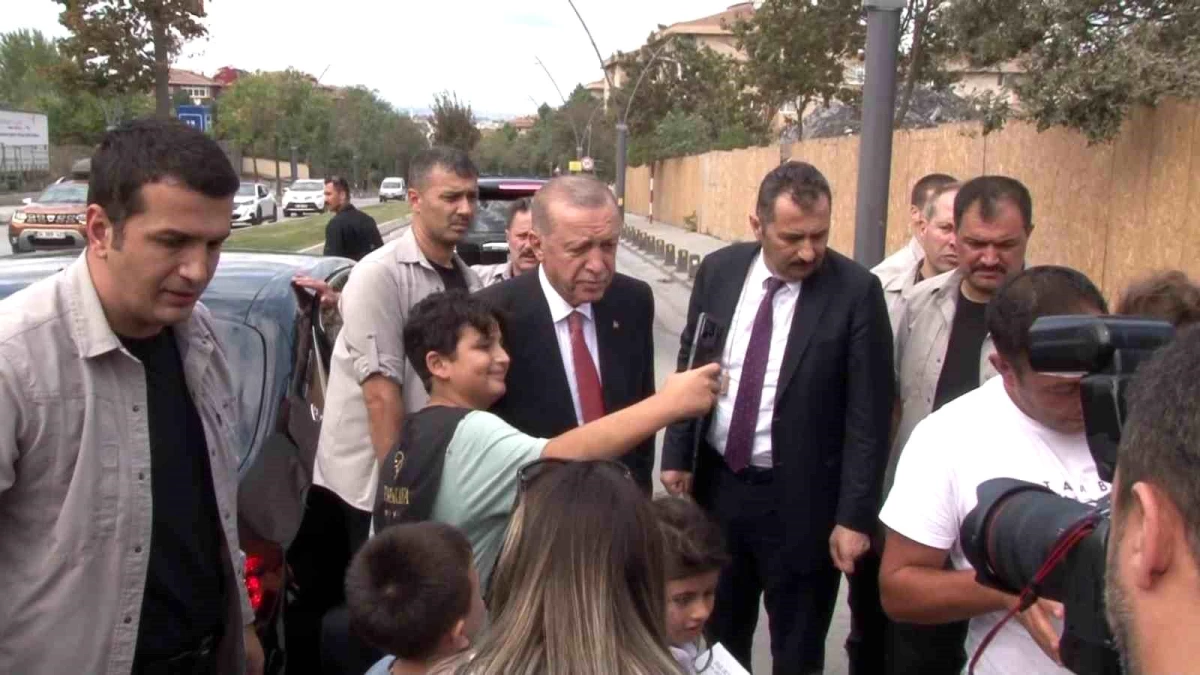 Cumhurbaşkanı Erdoğan çocuklara oyuncak ve harçlık verdi