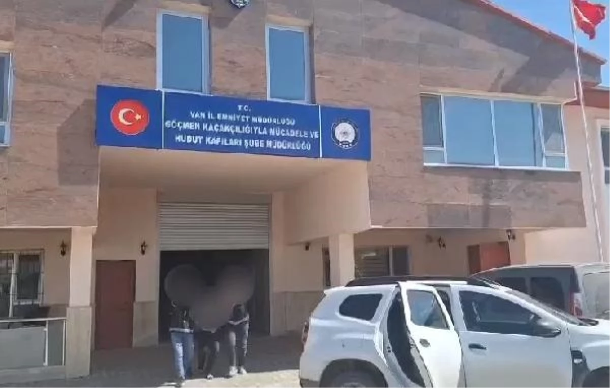 Edremit’te 11 aranma kaydı bulunan göçmen kaçakçısı tutuklandı