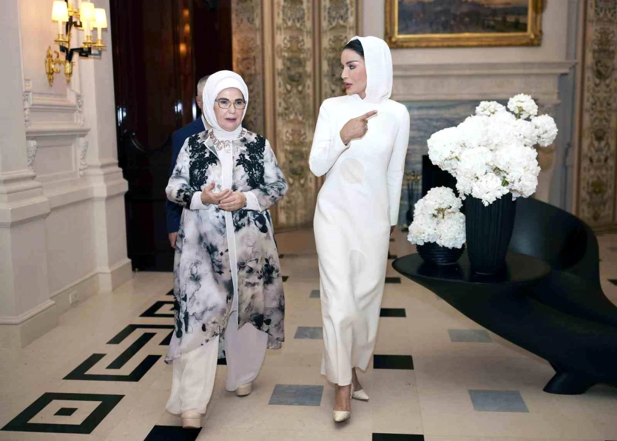 Emine Erdoğan, Katar Buyruğu Pir Temim bin Hamed Al Sani’nin annesi Şeyha Moza binti Nasır’la görüştü