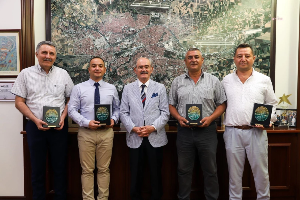 Eskişehir Büyükşehir Belediye Lideri Yılmaz Büyükerşen, Gaziler Günü’nde seramik İstiklal Madalyası takdim etti