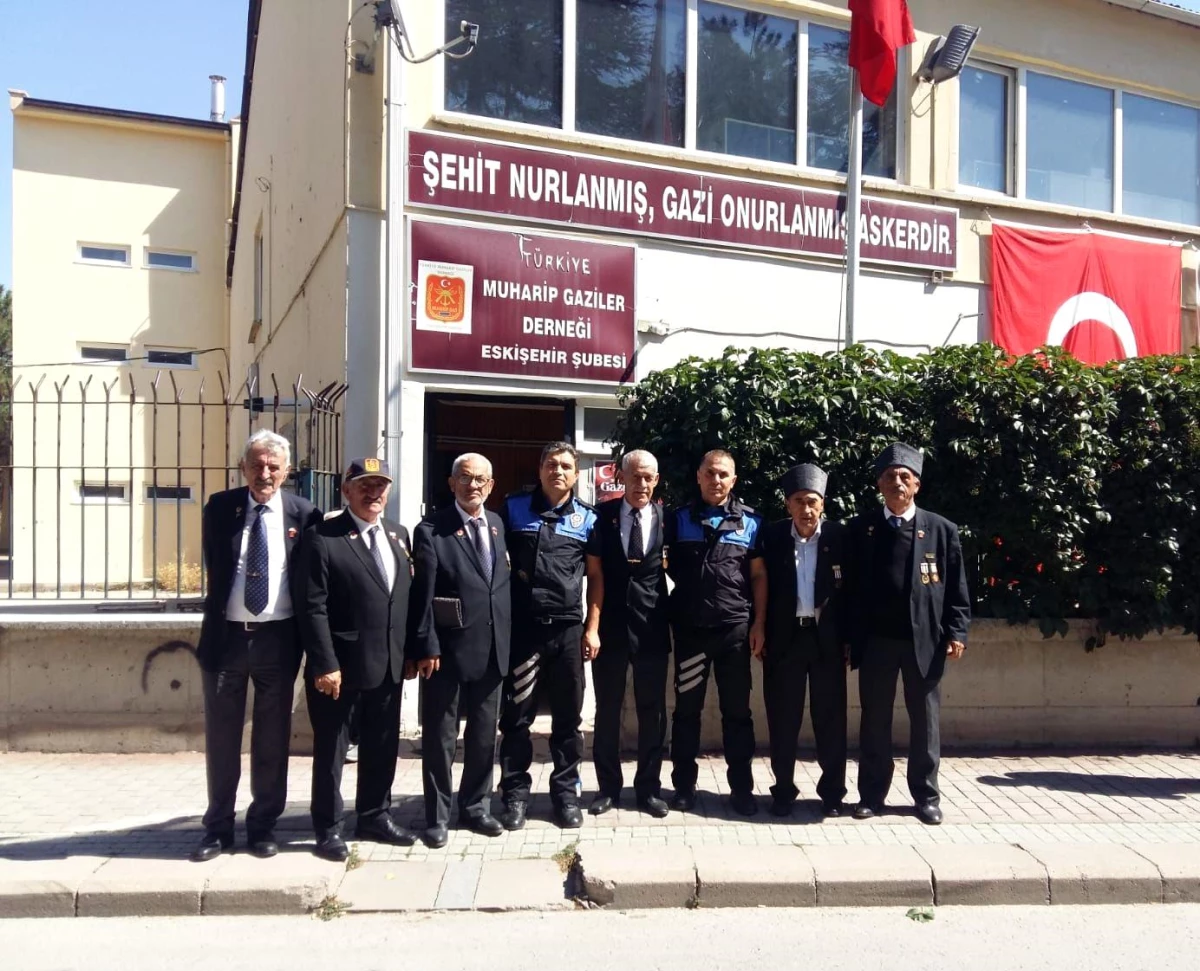 Eskişehir’de Polisler Gaziler Günü’nü Kutladı