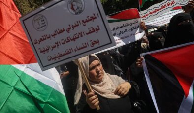 Filistinli Bayanlar İsrailli Askerlerin Çıplak Arama Dayatmasını Protesto Etti