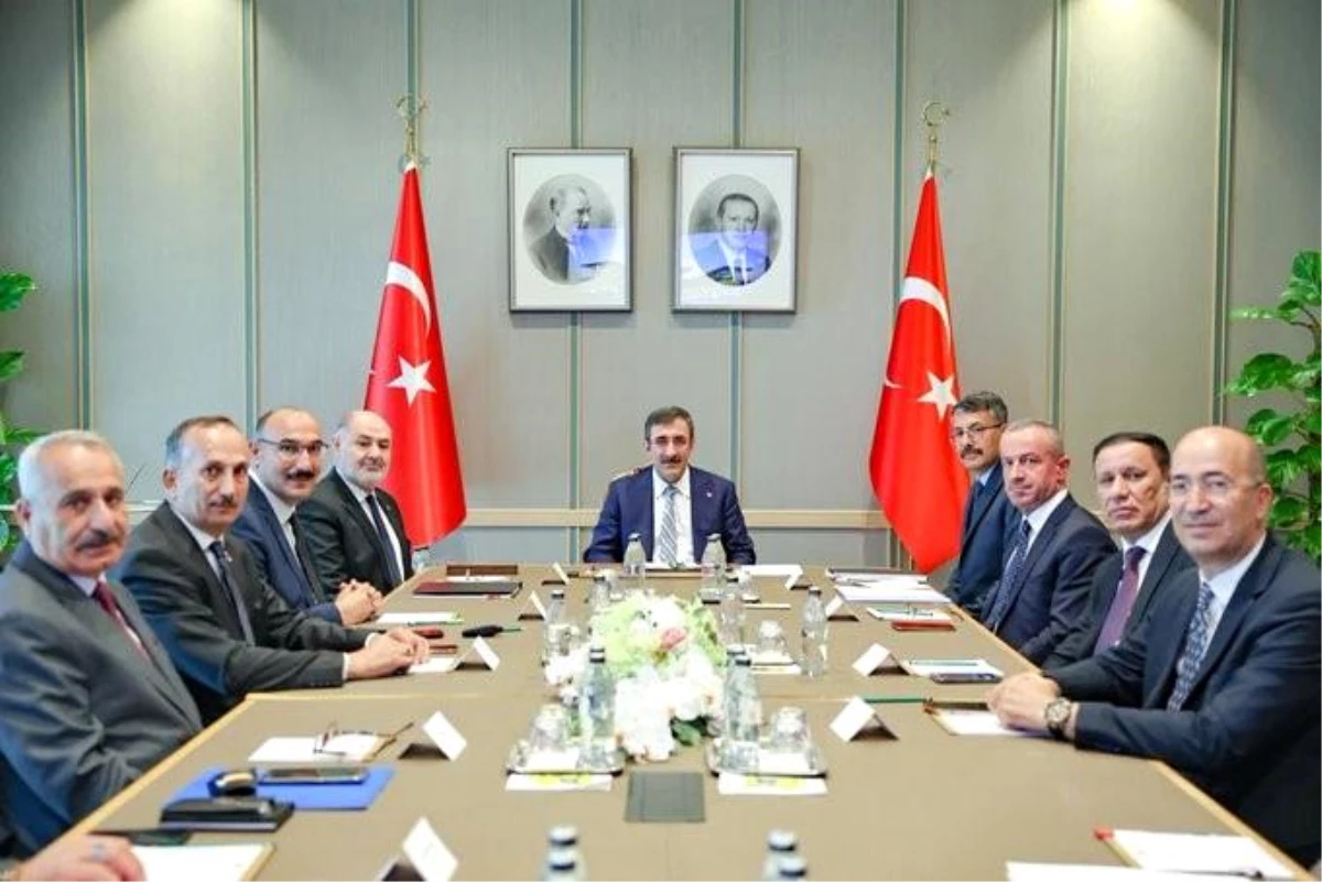 Hakkari Valisi ve Belediye Lider Vekili Ali Çelik, Cumhurbaşkanlığı Külliyesinde problemleri ve tahlilleri görüştü