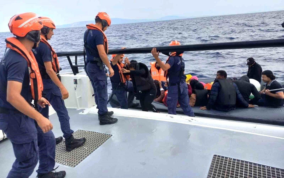 İzmir’de 23 göçmen ve 3 kaçakçı yakalandı, 81 göçmen kurtarıldı