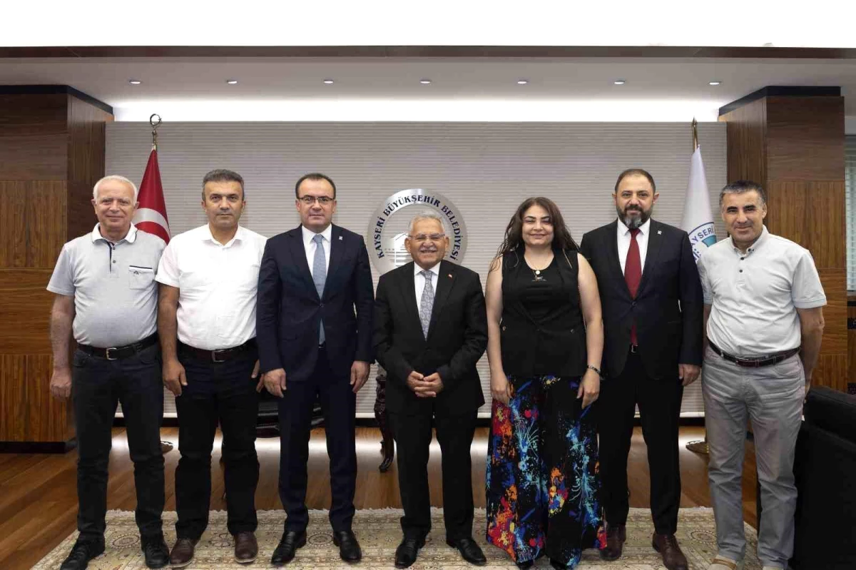 Kayseri Büyükşehir Belediye Lideri Dr. Memduh Büyükkılıç, Kayseri Özgür Muhasebeci Mali Müşavirler Odası Lideri ve İdaresini Kabul Etti