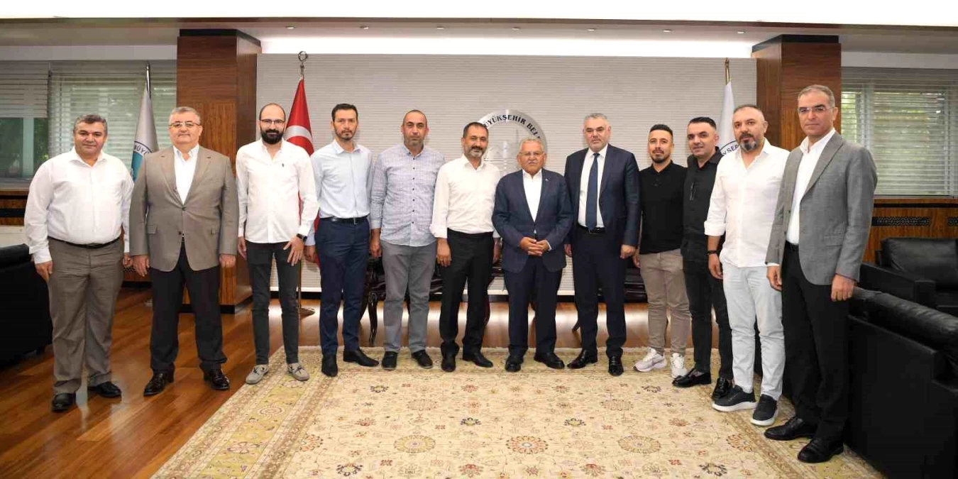 Kayseri Büyükşehir Belediye Lideri Emlakçılar Odası Lideri ve İdaresini Kabul Etti