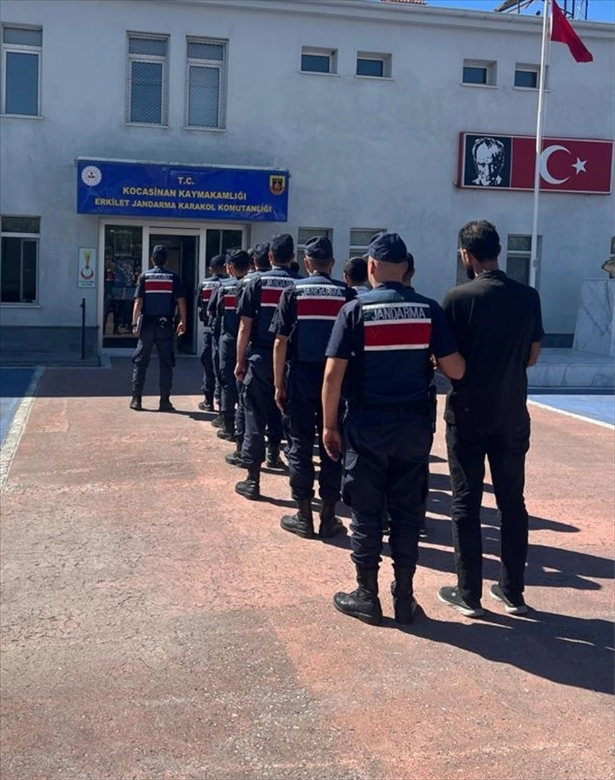 Kayseri’de 7 sistemsiz göçmen ve bir insan kaçakçısı yakalandı