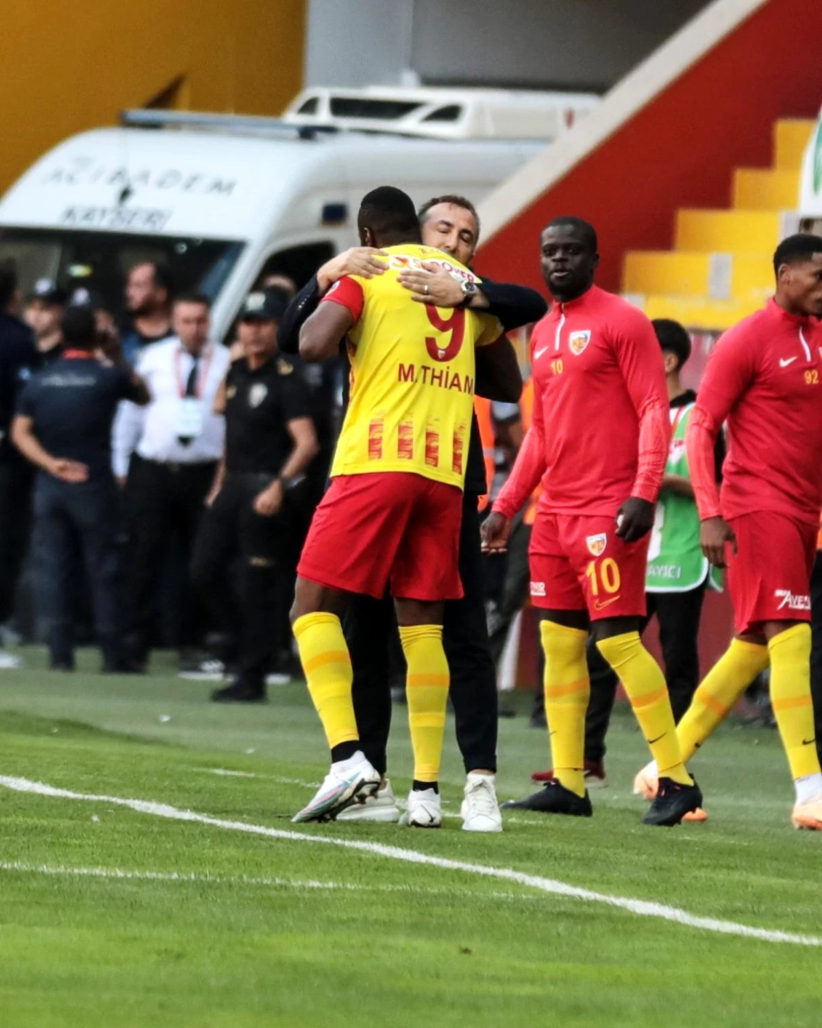 Kayserispor’un Senegalli futbolcusu Mame Baba Thiam, ligdeki 5. golünü attı