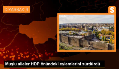 Muş’ta Aileler, HDP Vilayet Başkanlığı Önünde Oturma Hareketi Yaptı