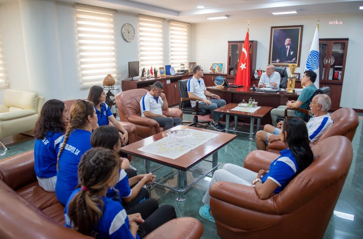 Seyhan Belediyespor Bayan Atletizm Ekibi Şampiyonluk Kupasını Lidere Armağan Etti