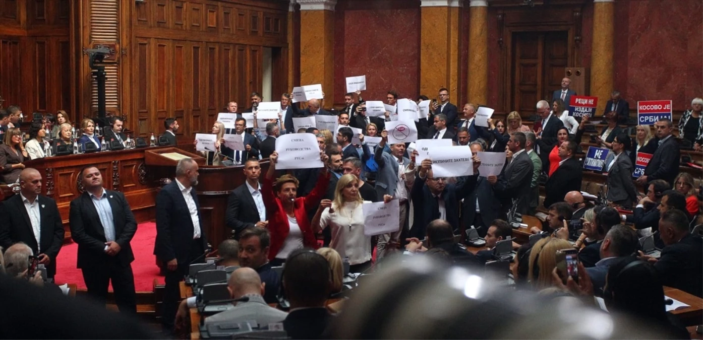 Sırbistan’da Muhalefet Milletvekilleri Erken Seçim Talebiyle Meclis Oturumunu Protesto Etti