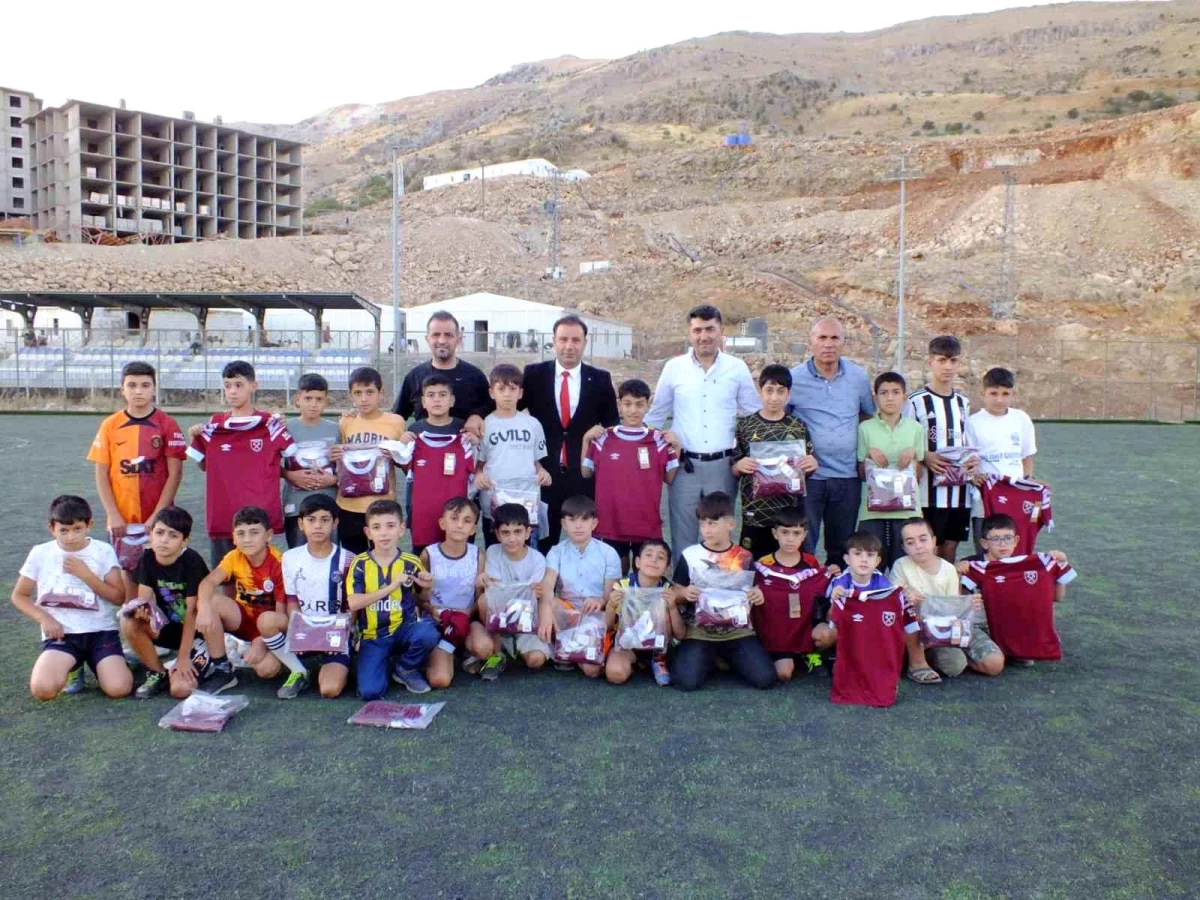 Tutlu çocuklara yaz futbol okulu sonunda forma ikram edildi