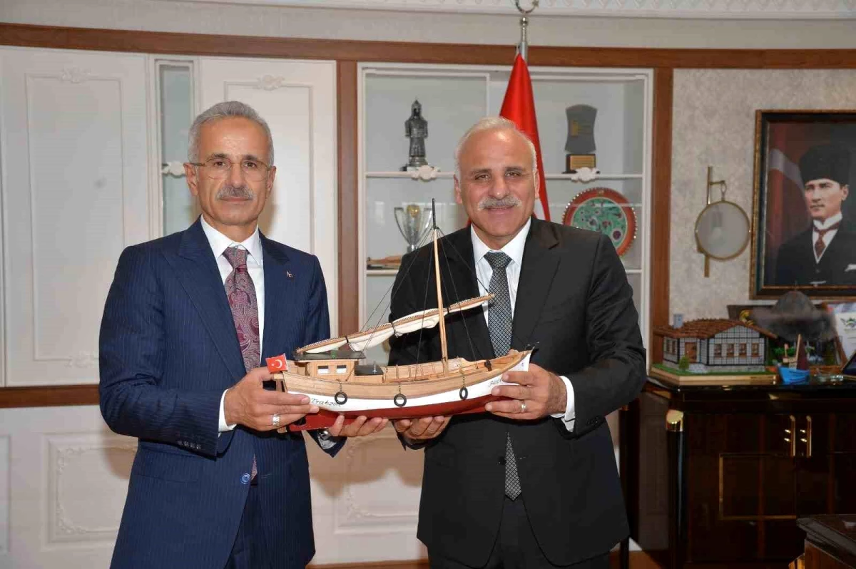 Ulaştırma ve Altyapı Bakanı Trabzon Büyükşehir Belediyesini Ziyaret Etti