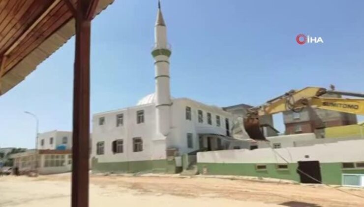 Zelzelede ağır hasar alan cami denetimli olarak yıkıldı