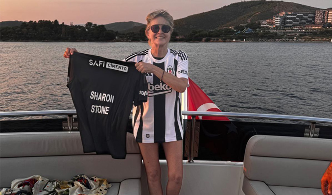 Sharon Stone’un Beşiktaş Aşkı Sosyal Medyayı Salladı!