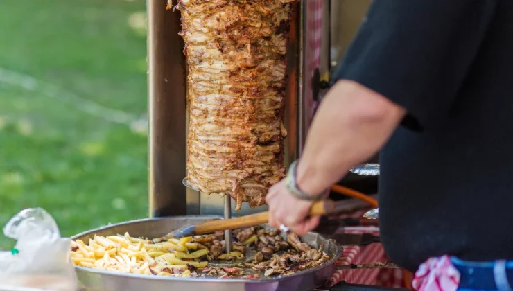 HOLLANDA HAVAYOLU ŞİRKETİNDEN YENİLİK: UÇAKTA DÖNER VE AYRAN MENÜSÜ