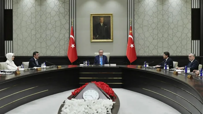 3 HAFTANIN ARDINDAN KABİNE BUGÜN TOPLANIYOR