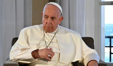 PAPA FRANCİSCUS TEDAVİ SÜRECİNDE İKİ KEZ HAYATİ TEHLİKE ATLATTI