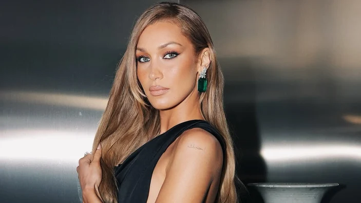 BELLA HADID CANNES’DA KIRMIZI HALIDA BÜYÜLEDİ