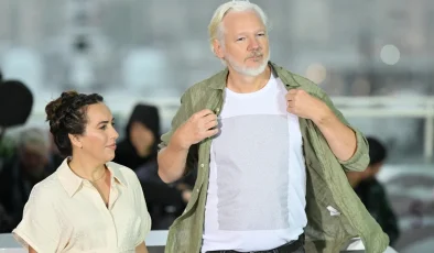 JULIAN ASSANGE’DAN CANNES’DA GAZZE PROTESTOSU