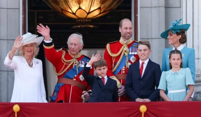 İngiliz Kraliyet Ailesi Trooping the Colour Töreninde Halkla Buluştu