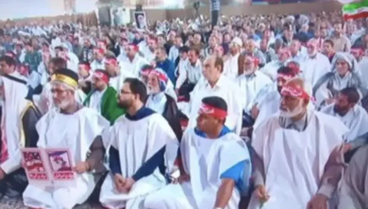 İRAN AHVAZ’DA KEFENLE CUMA NAMAZI: DİRENİŞ MESAJI VE SİLAHLI İMAM