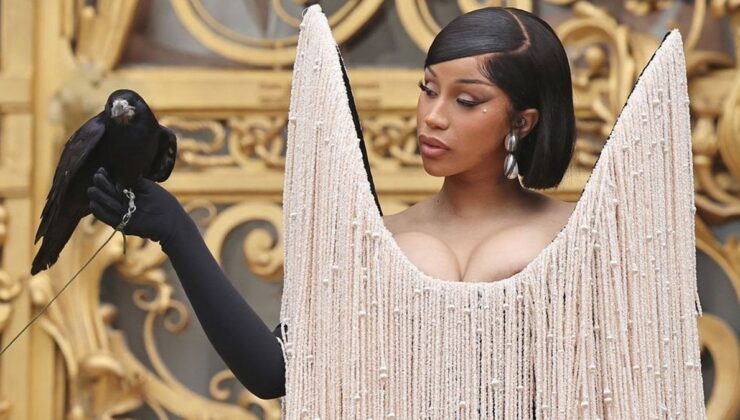 Cardi B, Paris Moda Haftası’na Canlı Karga ile Damga Vurdu!