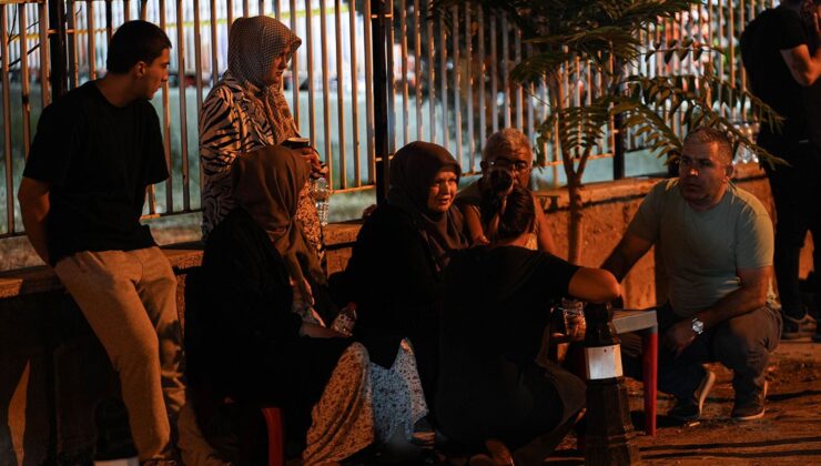 6,1’lik Deprem Sonrası Halk Sındırgı’da Geceyi Sokakta Geçirdi