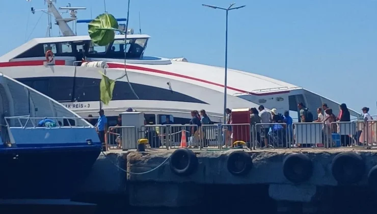 AVŞA ADASI AÇIKLARINDA KORKU DOLU ANLAR: İDO FERİBOTU KAYAYA ÇARPTI