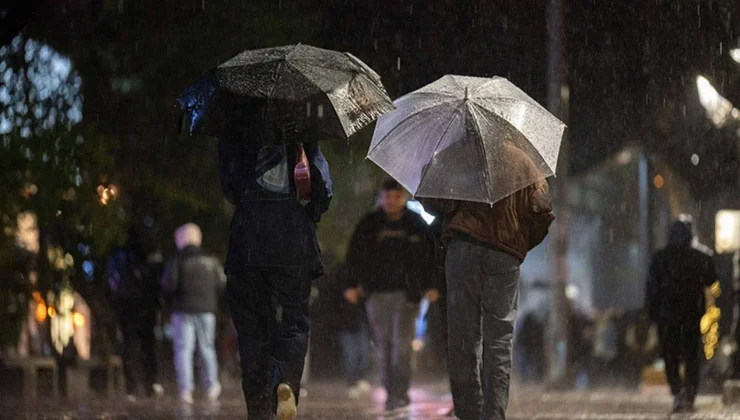 İstanbul’da Gök Gürültülü Gece: Şimşekler Şehri Aydınlattı