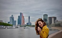 KUZEYDEN GÜNEYE İNŞA EDİLEN LİDERLİK:  İÇ MİMAR YASEMİN OKTAY