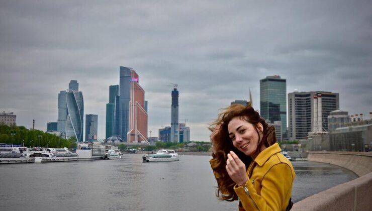 KUZEYDEN GÜNEYE İNŞA EDİLEN LİDERLİK:  İÇ MİMAR YASEMİN OKTAY