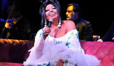 Diva Sahnede Konuştu, Ağzını Fena Bozdu: Dinleyiciler Şaşkın