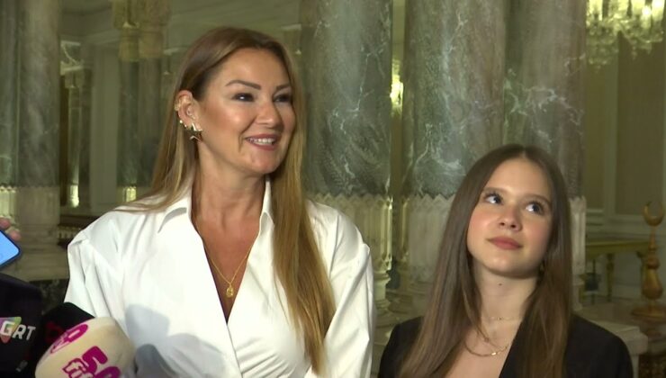 PINAR ALTUĞ’UN KIZI SU ATAÇAN PODYUMDA! GÜZELLİĞİ VE ZARAFETİYLE BEĞENİ YAĞMURUNA TUTULDU